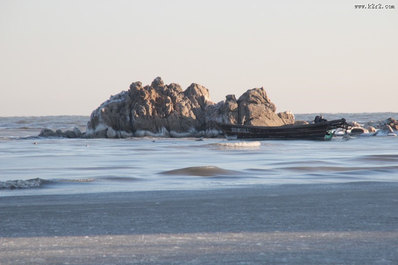 经历风浪的海边礁石图片大全