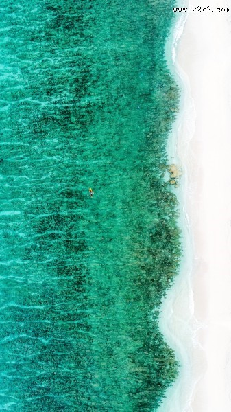 海浪拍打海滩俯视图图片