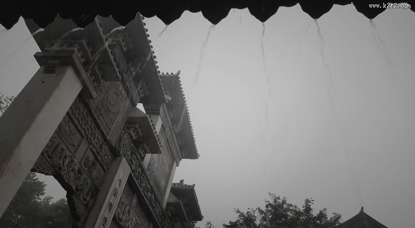 下雨天的雨滴图片