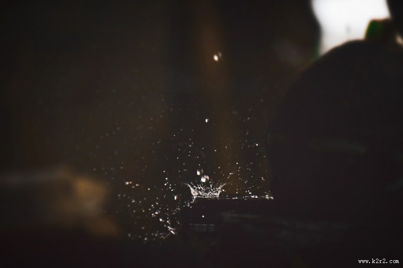 下雨天的雨滴图片