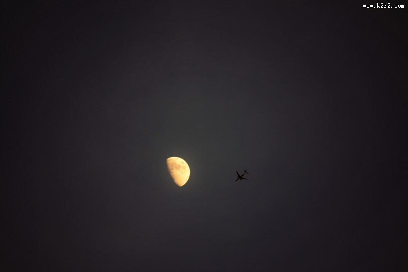 夜空中唯美的月亮图片