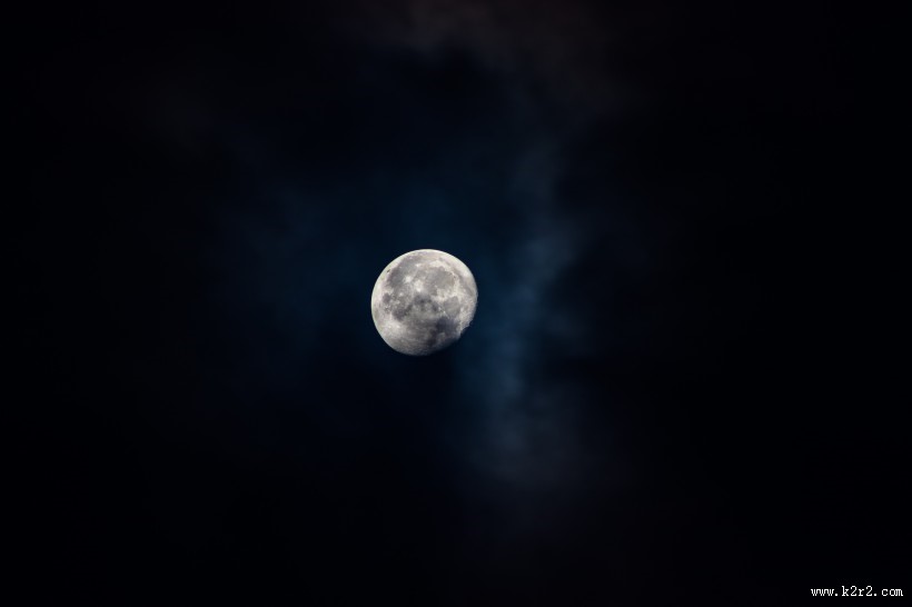 夜空中唯美的月亮图片