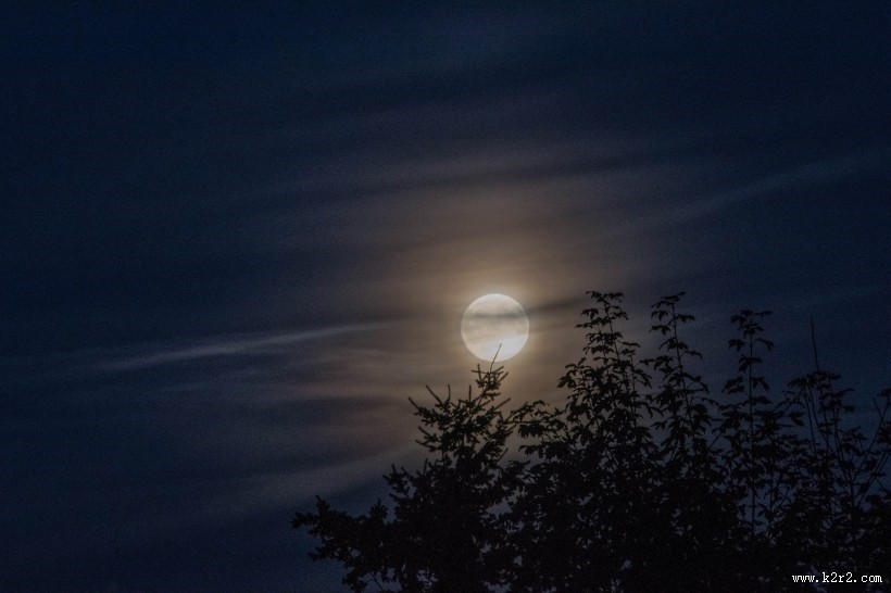 夜空中唯美的月亮图片