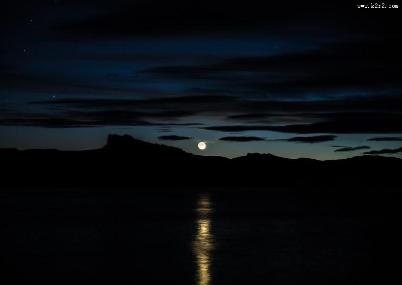 夜空中唯美的月亮图片