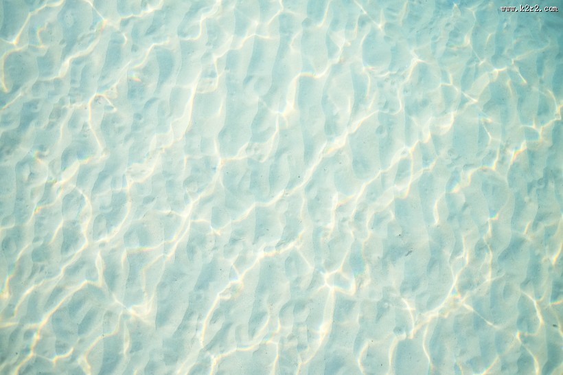 泛着波纹的平静海面图片