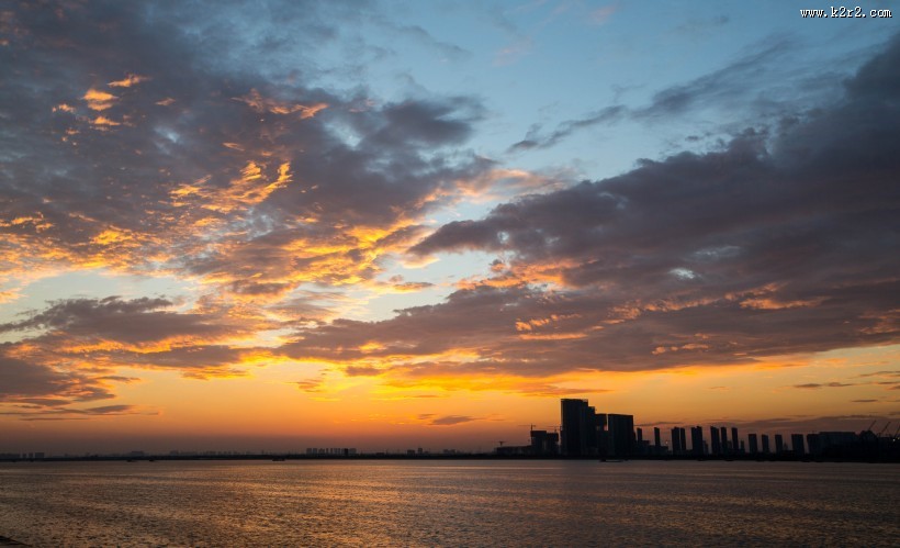 傍晚时分天空的图片