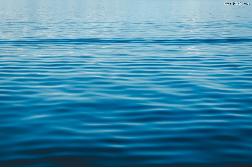 平静的水面图片