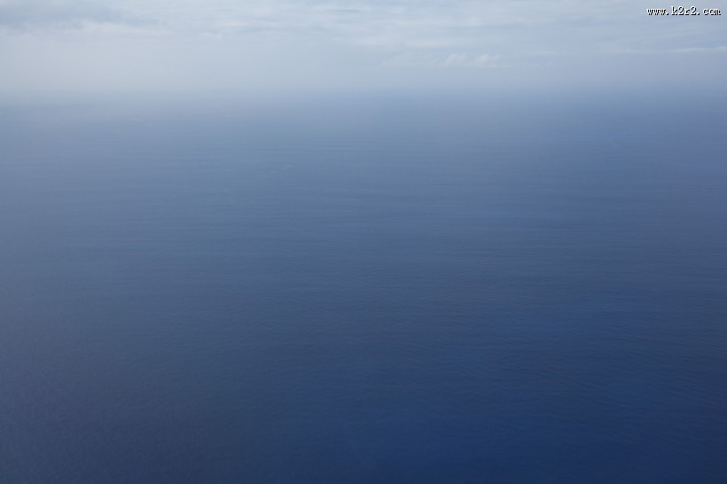 平静的水面图片