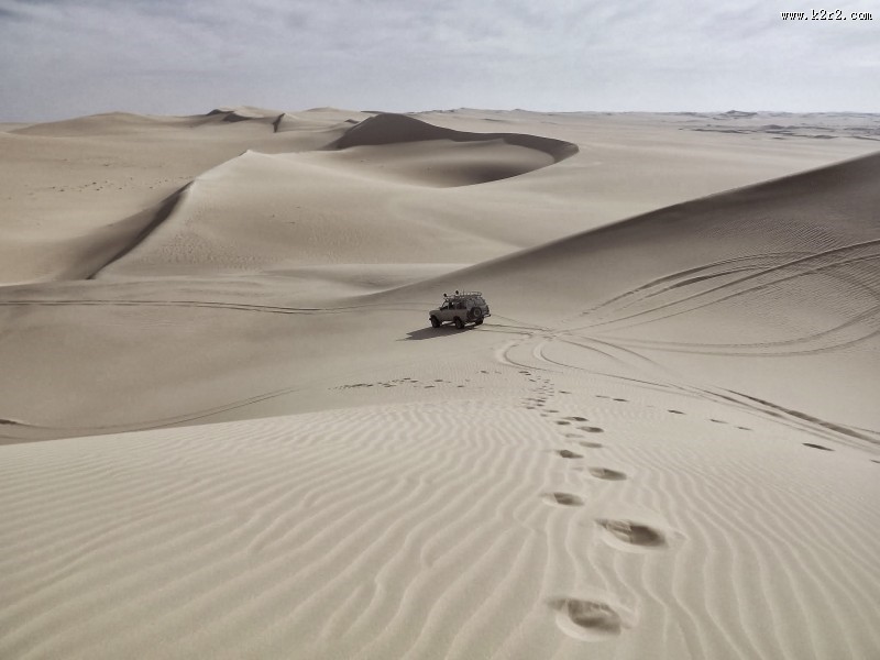 干旱缺水的沙漠图片