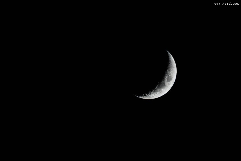一轮弯弯的月亮图片