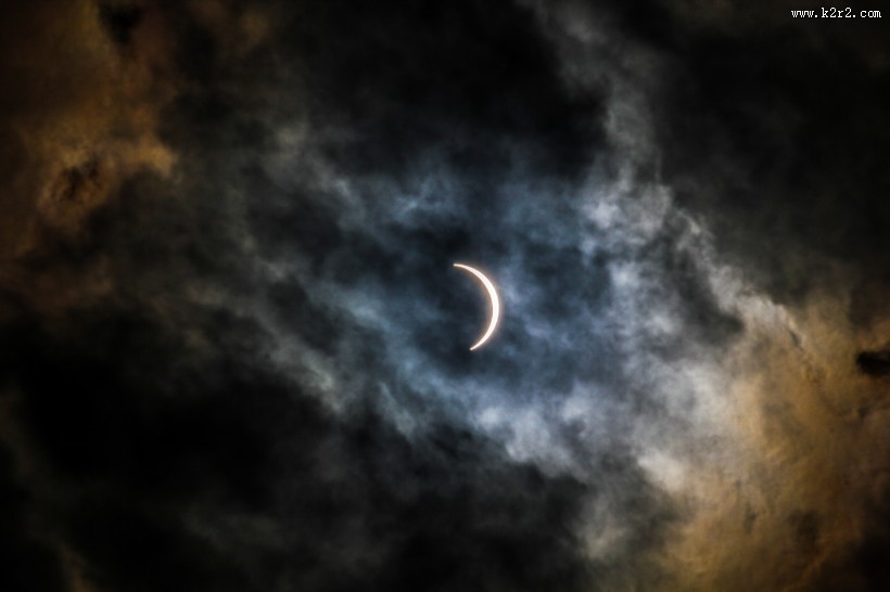 一轮弯弯的月亮图片