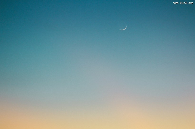 一轮弯弯的月亮图片