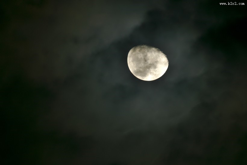 被遮挡住的月球图片