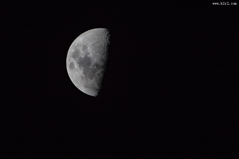 被遮挡住的月球图片