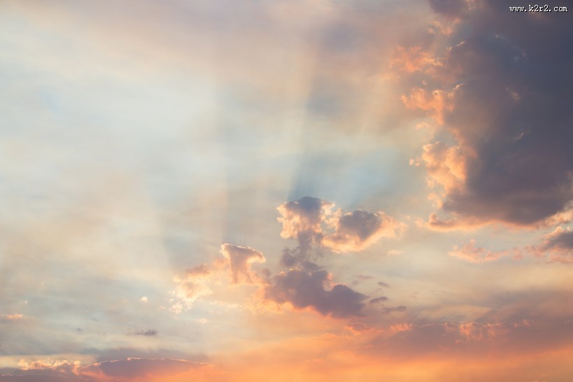 天空中透光的云彩图片大全