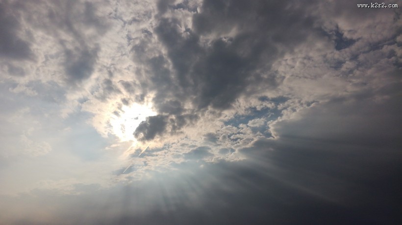 天空中透光的云彩图片大全