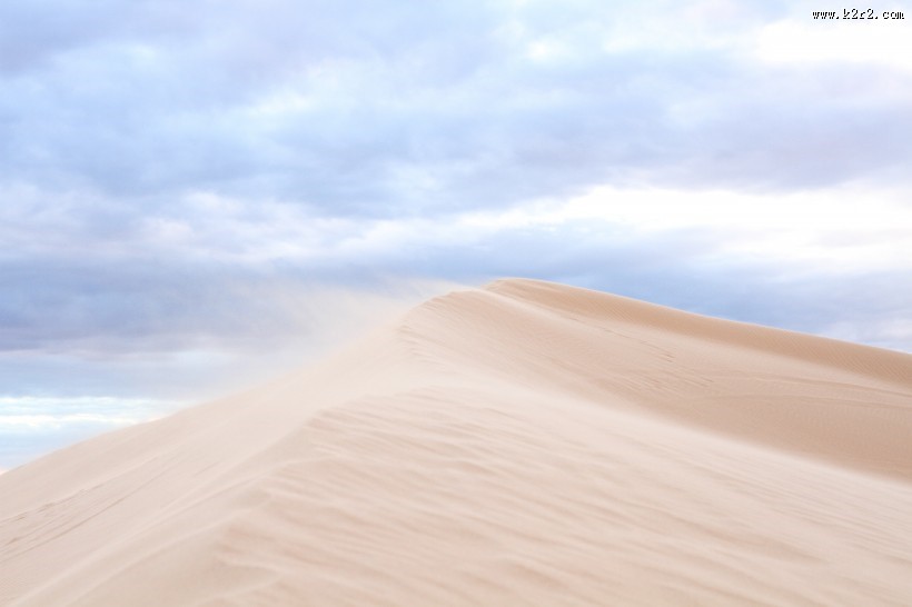 蓝天下的沙漠图片