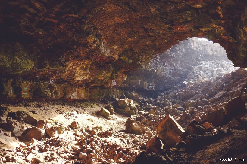 天然形成的山洞图片