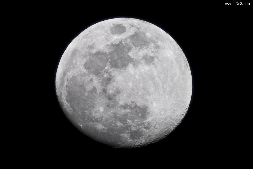 皎洁的月亮图片