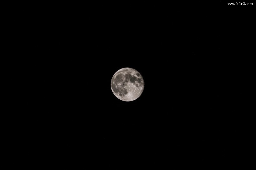 皎洁的月亮图片
