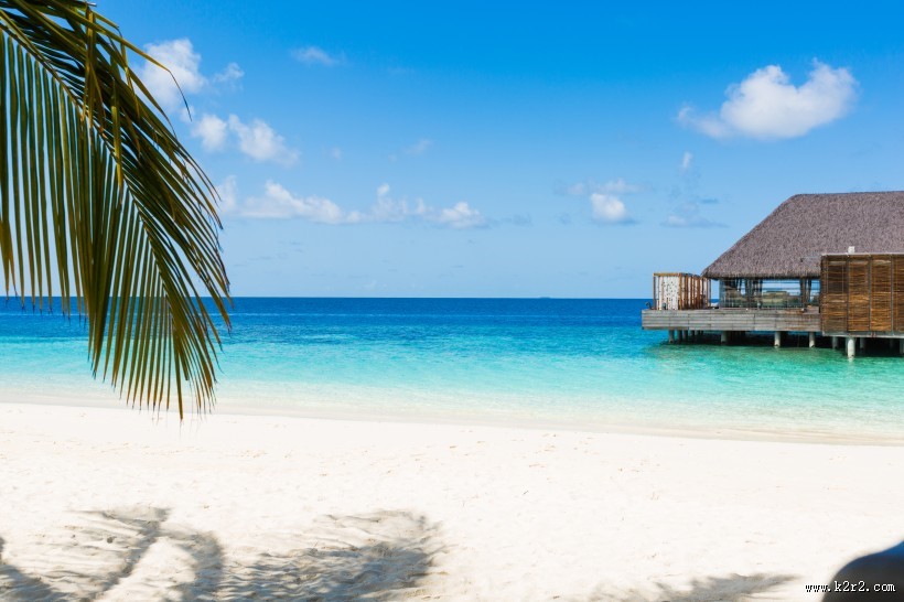 碧绿清澈的大海图片