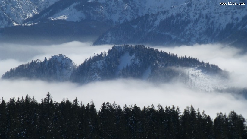 云雾缭绕的山峰图片