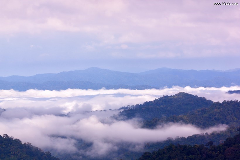 云雾缭绕的山峰图片