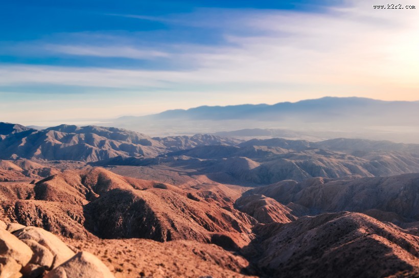 云雾缭绕的山峰图片