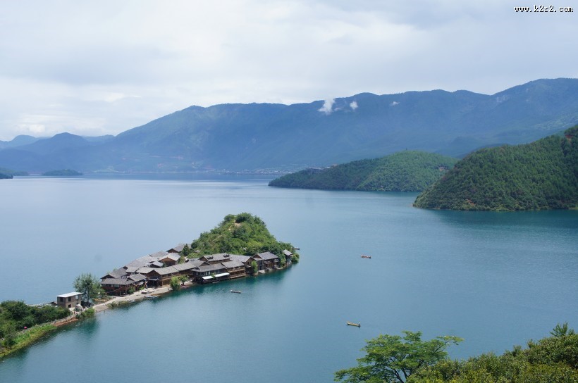 神秘的海中岛屿图片