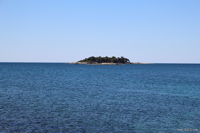 神秘的海中岛屿图片