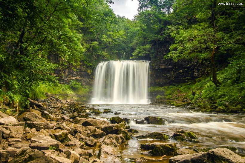 壮观的瀑布高清图片