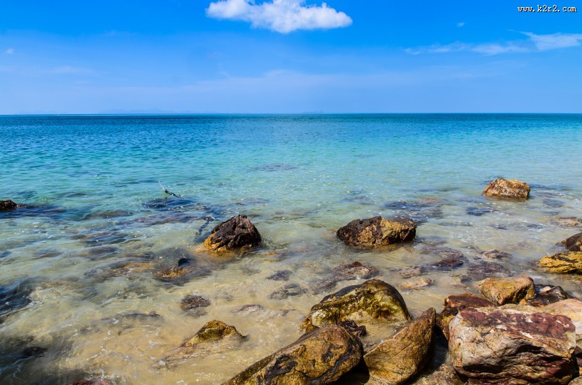 大海边的岩石风景图片