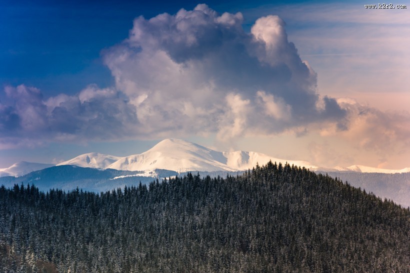 雪山上的夕阳景观图片