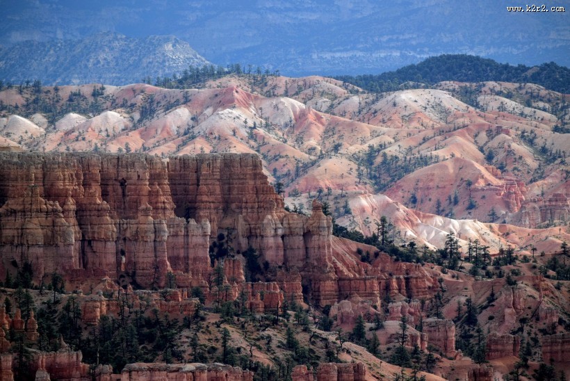 岩石鲜艳的布赖斯峡谷图片