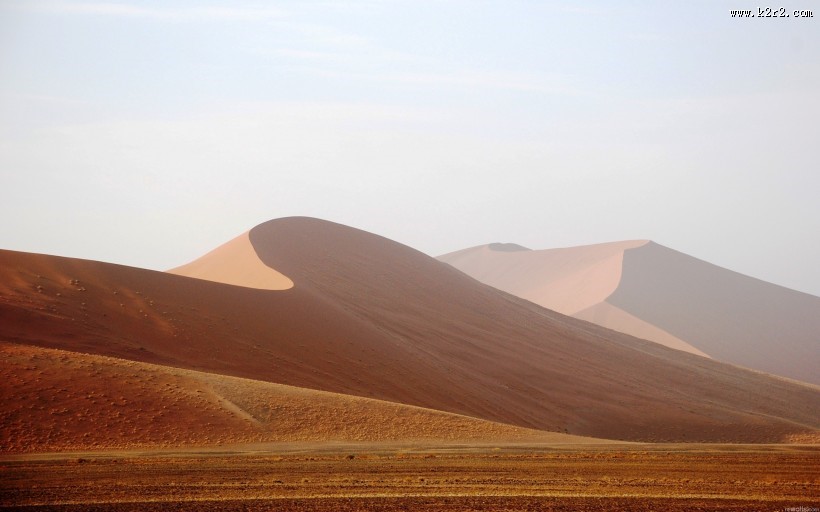 广阔无垠的沙漠的图片