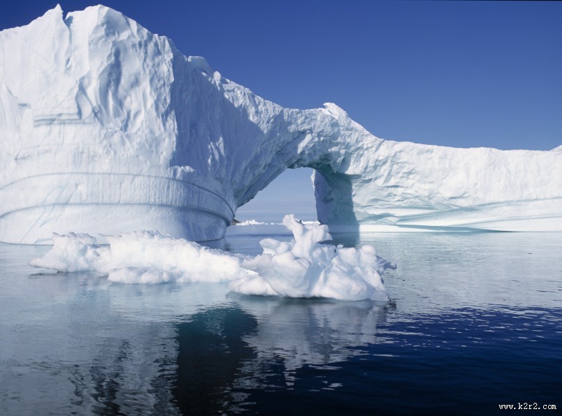 大海中的冰山图片