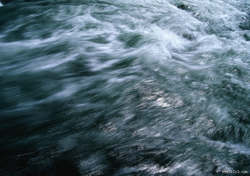 湍急的流水图片