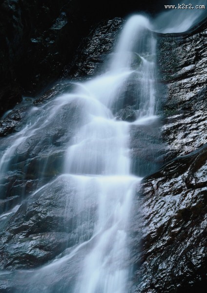 湍急的流水图片
