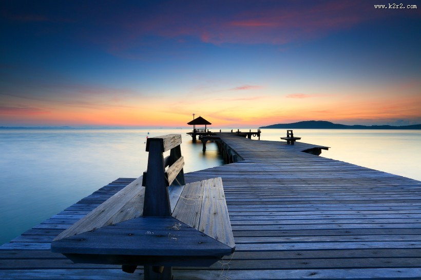 傍晚海边木制码头风景图片