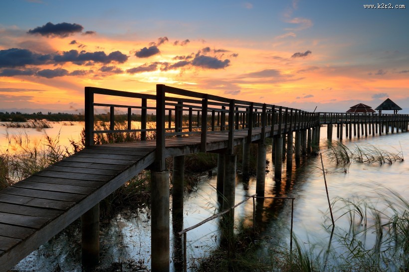 傍晚海边木制码头风景图片