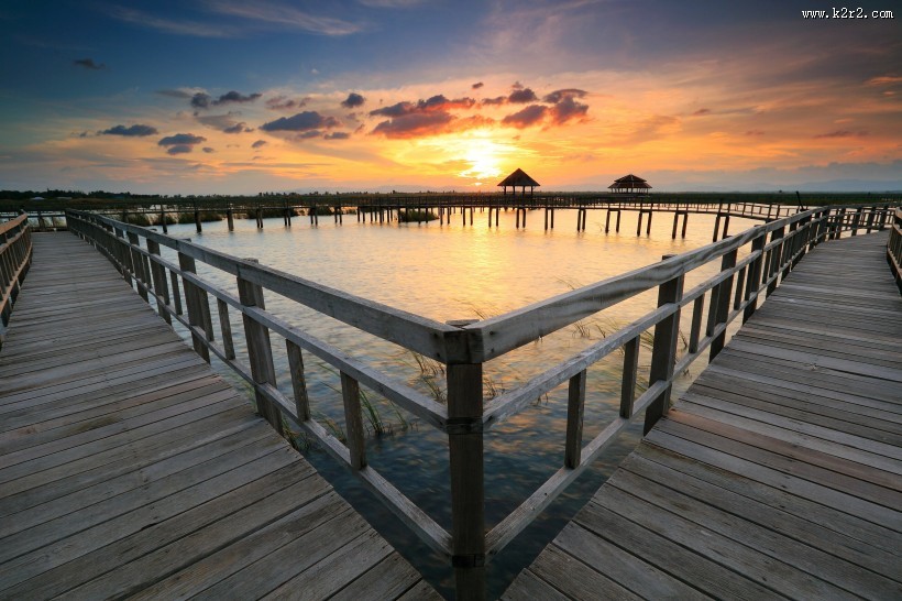 傍晚海边木制码头风景图片