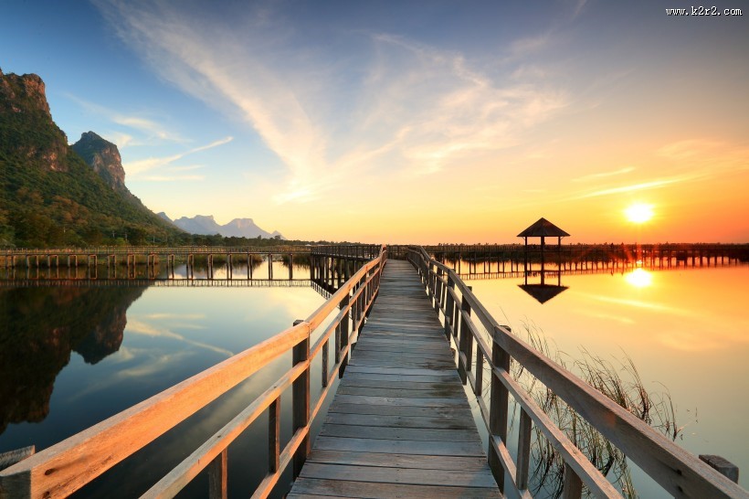 傍晚海边木制码头风景图片