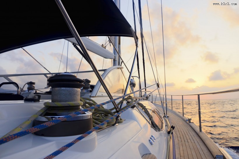 大海帆船航行图片