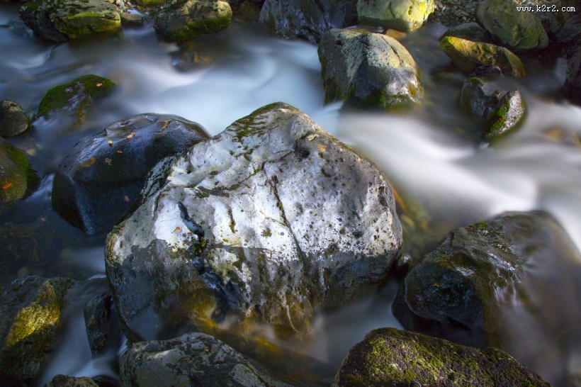 淙淙流水风景图片