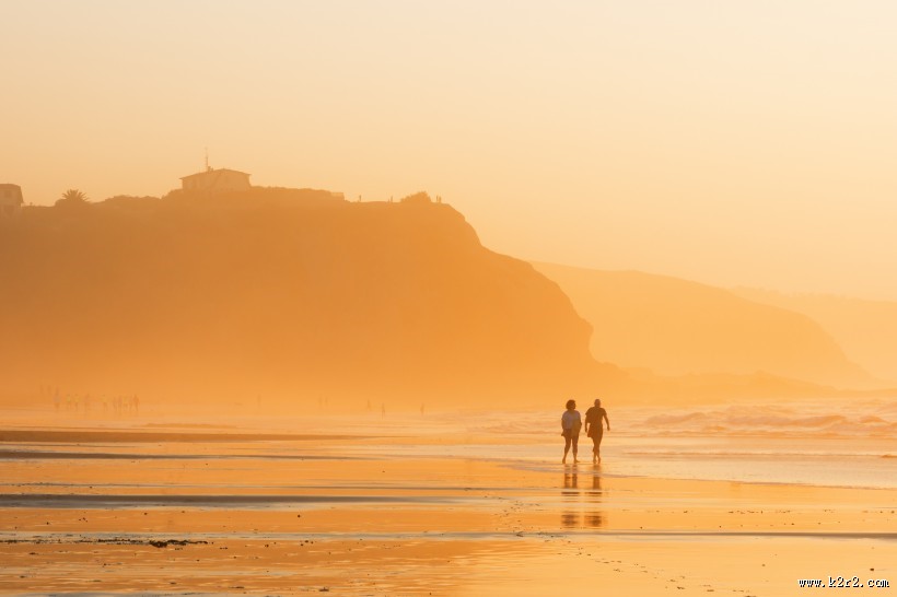 海滩黄昏行走图片