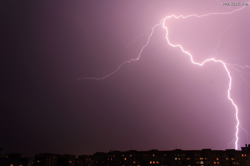 电闪雷鸣的夜空景象图片