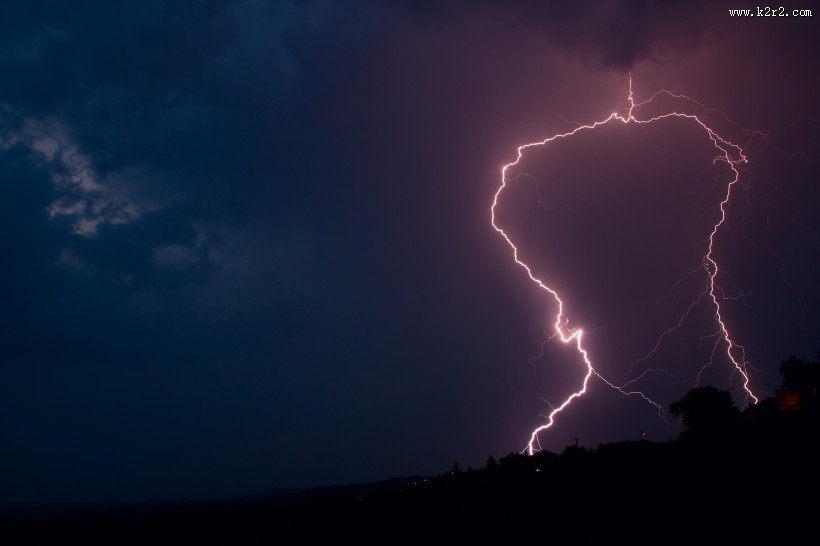 电闪雷鸣的夜空景象图片