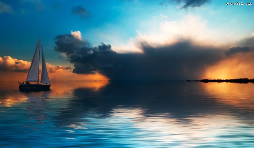 傍晚大海帆船航行图片