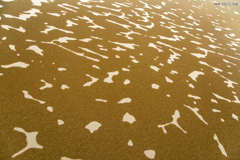 沙滩上的波浪水流痕迹图片