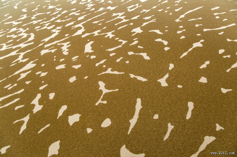 沙滩上的波浪水流痕迹图片